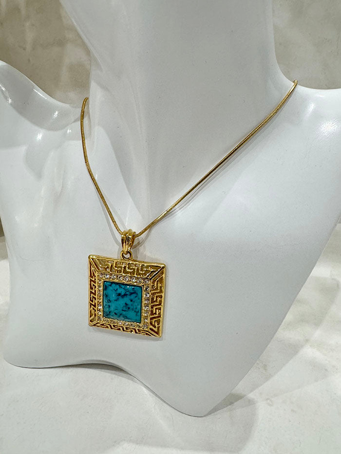 Azure gold plated jewellery set close-up of the necklace