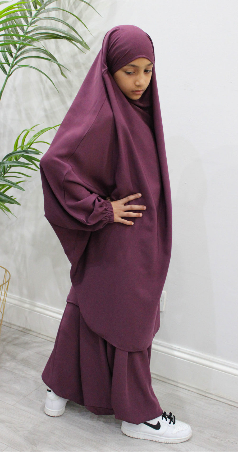 Girl wearing Amani's plum two-piece sarouel jilbab set