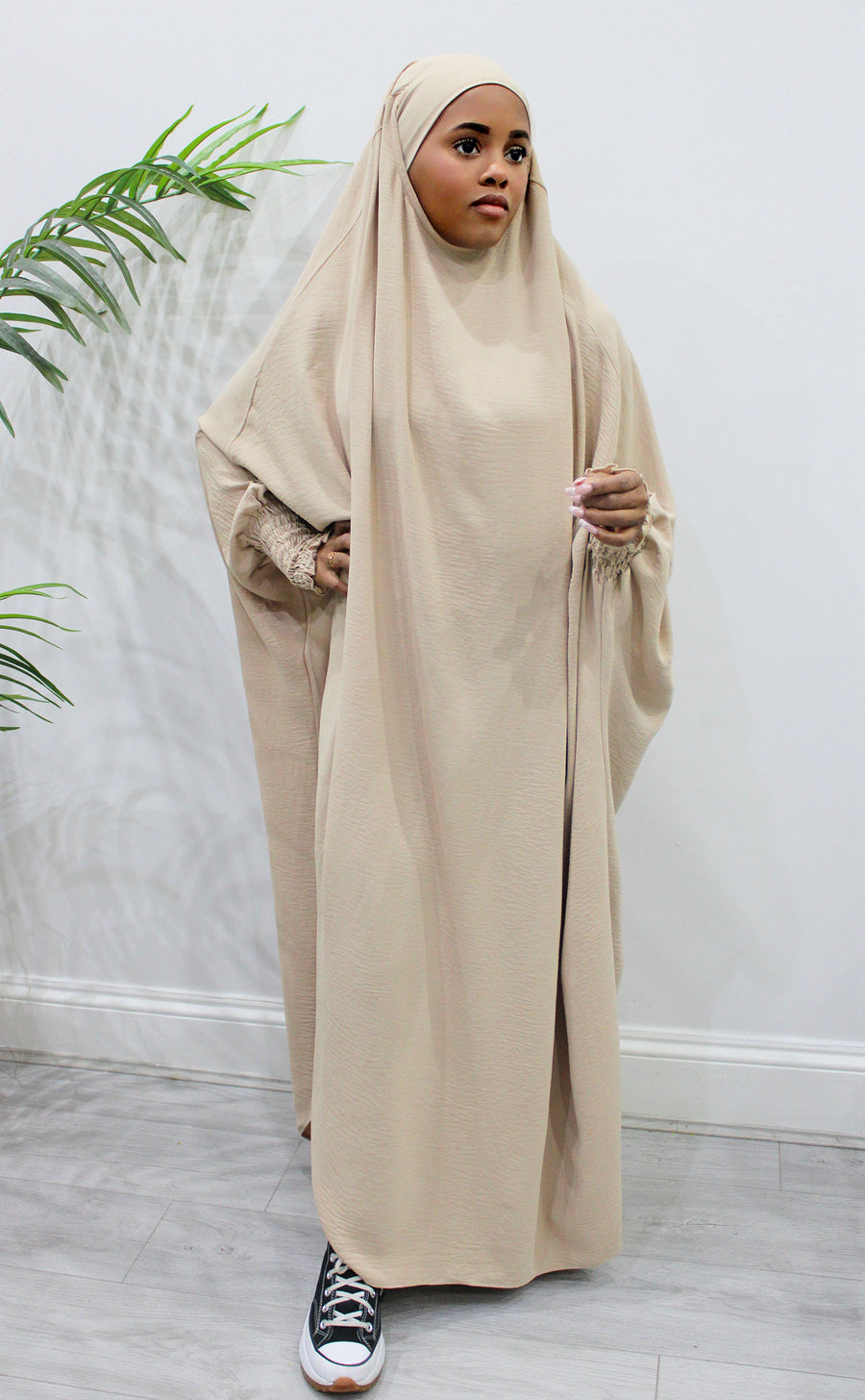 Close view of the ruched cuff on the cream full jilbab