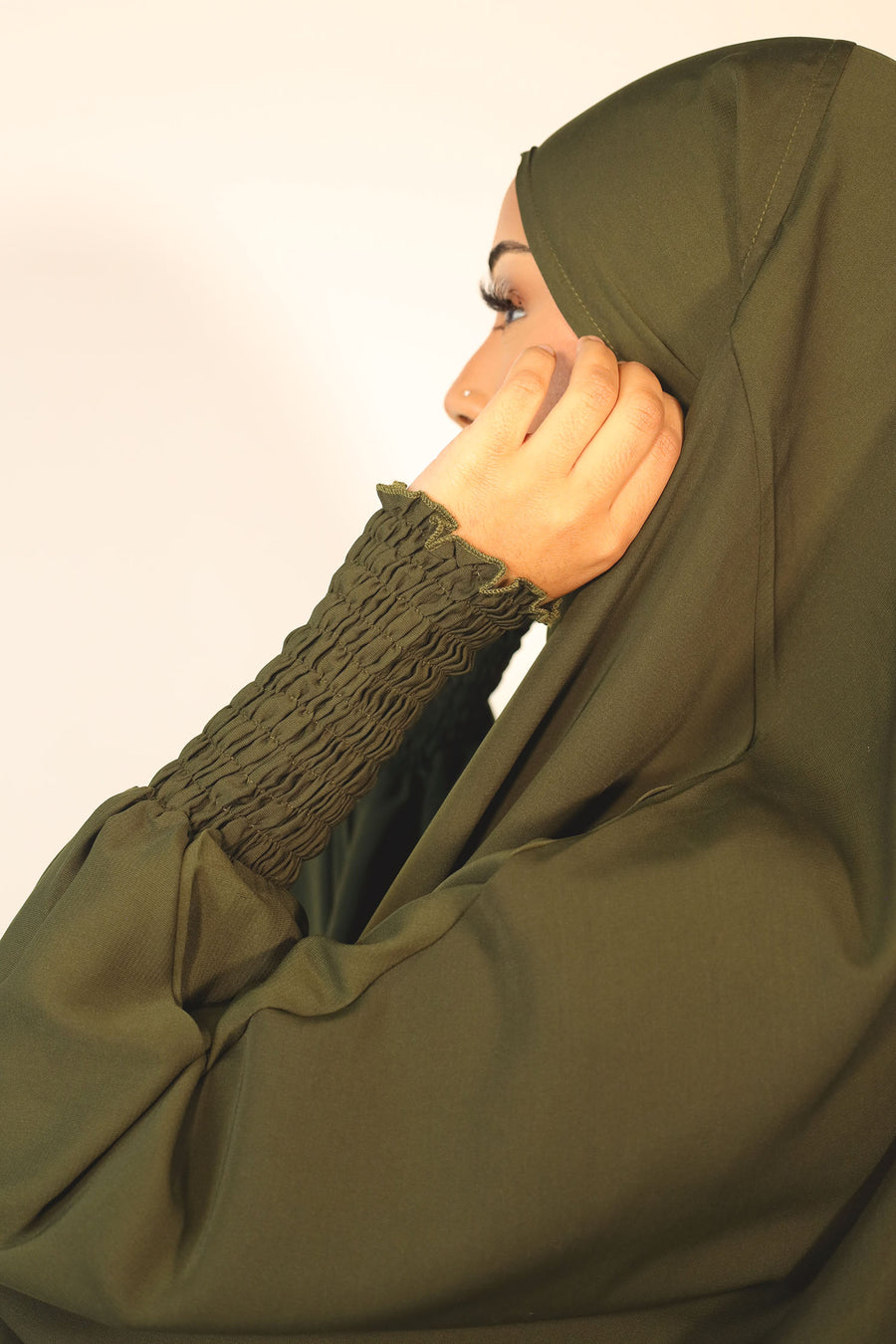 Close view of the ruched cuff on the dark green two-piece jilbab set