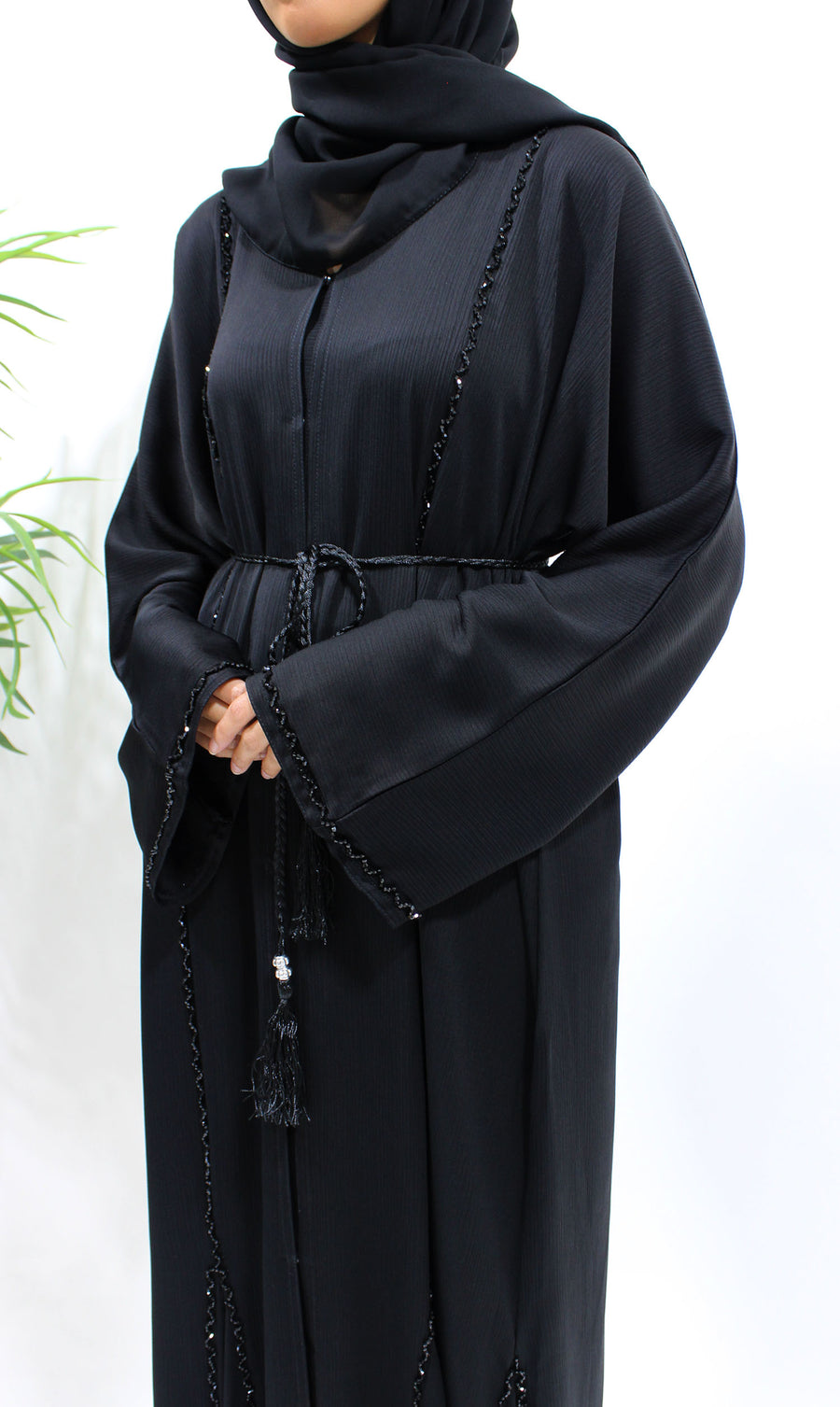 Black open abaya belted at the waist for a tailored shape