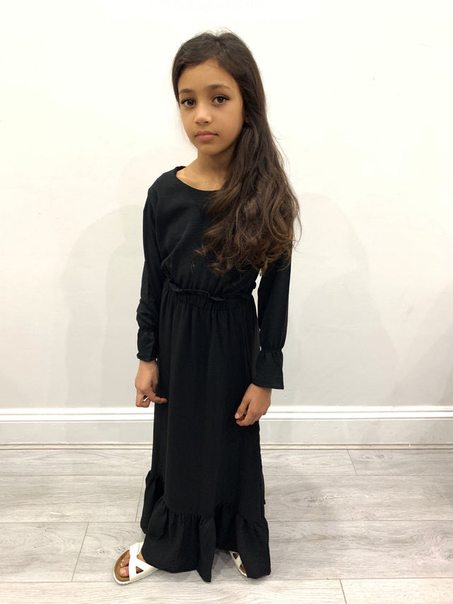 Girl wearing Amani's Haya black long-sleeve maxi dress