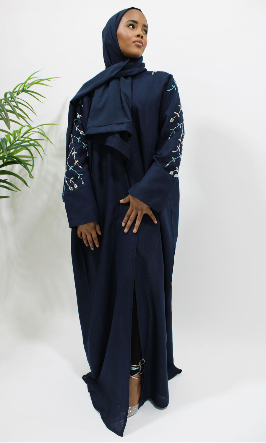 Side view of the navy blue linen bisht abaya with matching hijab