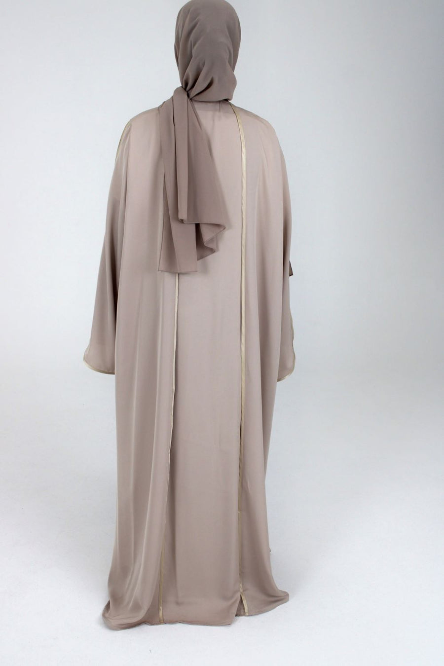 Internal pleats on the beige piping open abaya