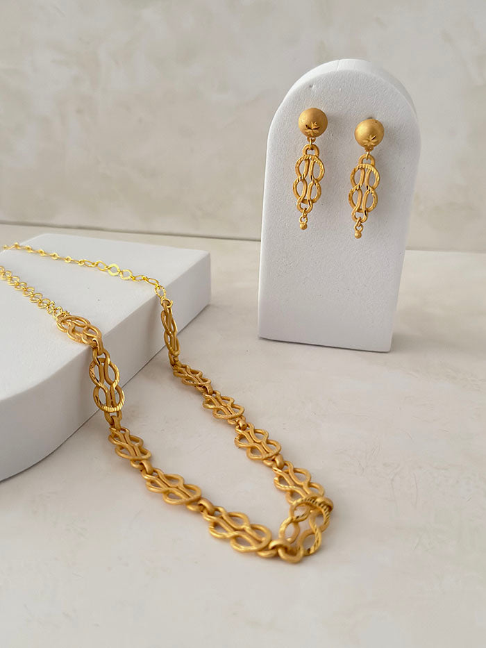 Minimalist gold plated jewellery set style 2 close-up