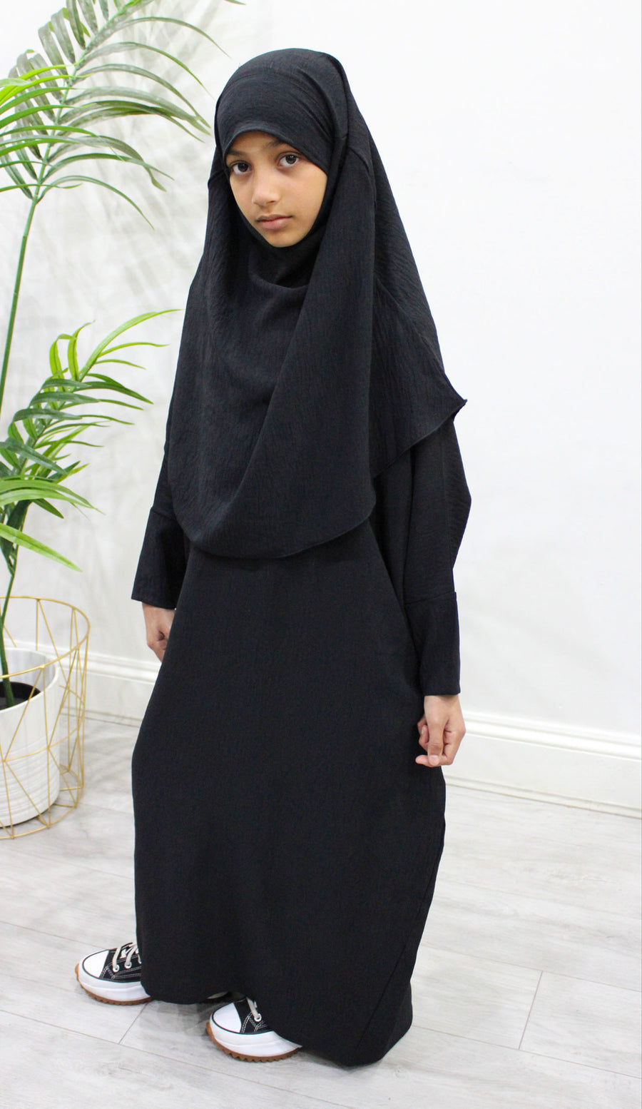 Black diamond-shaped girls' khimar with tie-back straps