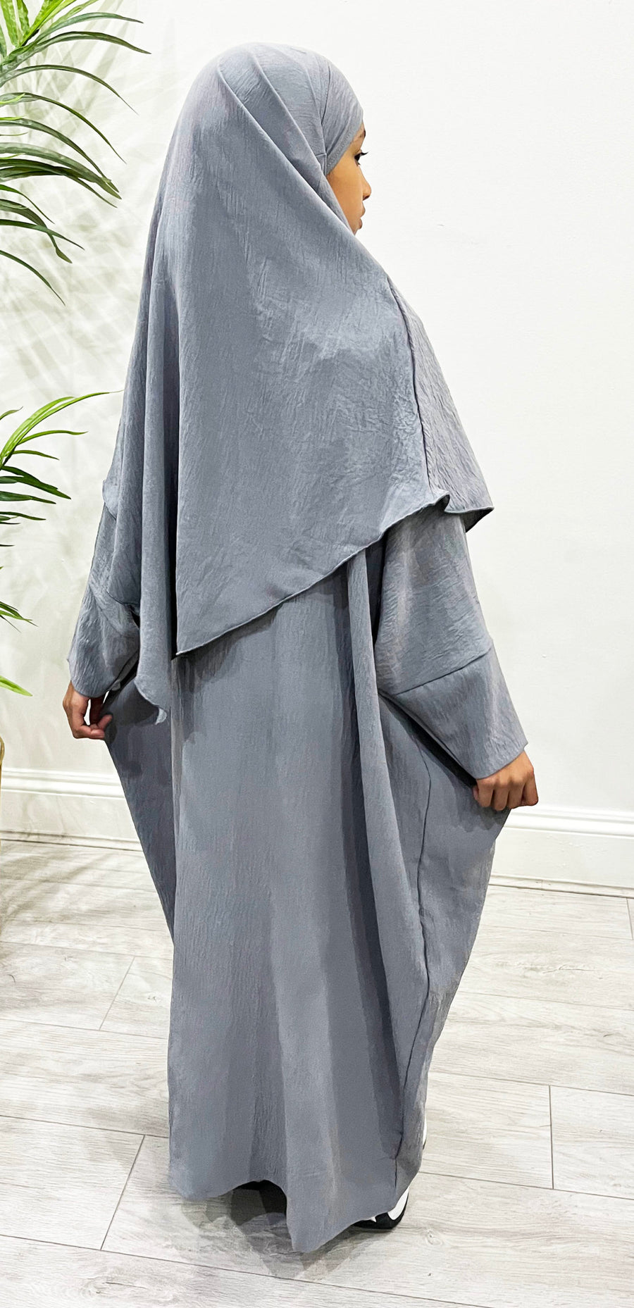 Grey diamond-shaped girls' khimar with tie-back straps