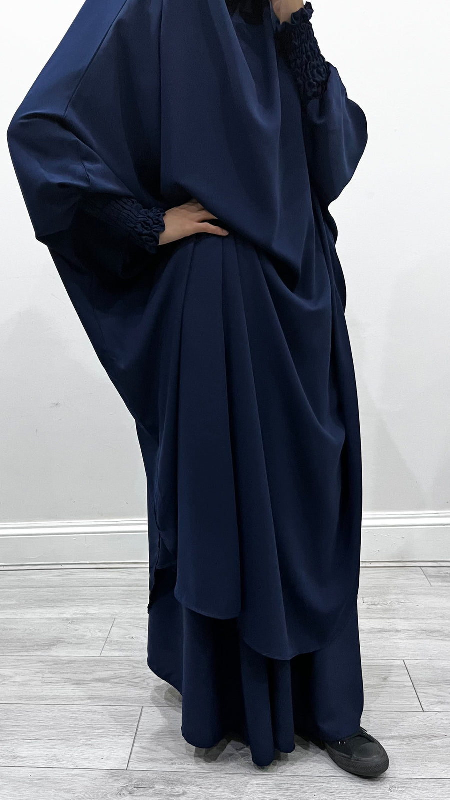 Close view of the ruched cuff on the navy blue two-piece jilbab set