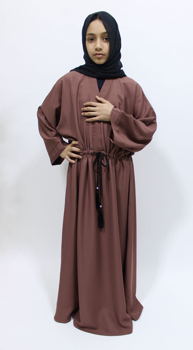 Girl wearing Amani's dark blush draw string abaya with matching scarf