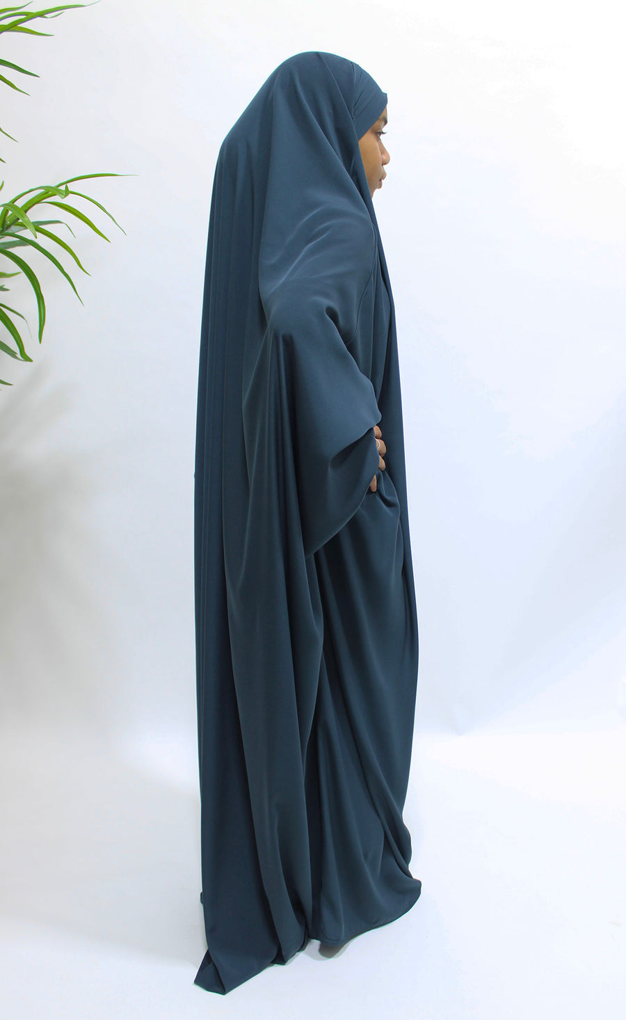 Ruched cuff detail on the dark grey girls' full jilbab