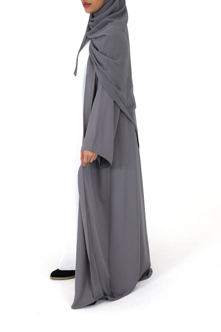 Full-length view of Amani's grey duster style open abaya