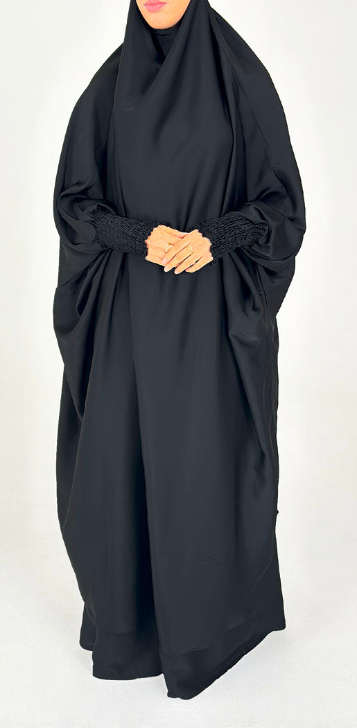 Black overhead jilbab set close-up of ruched cuff sleeve