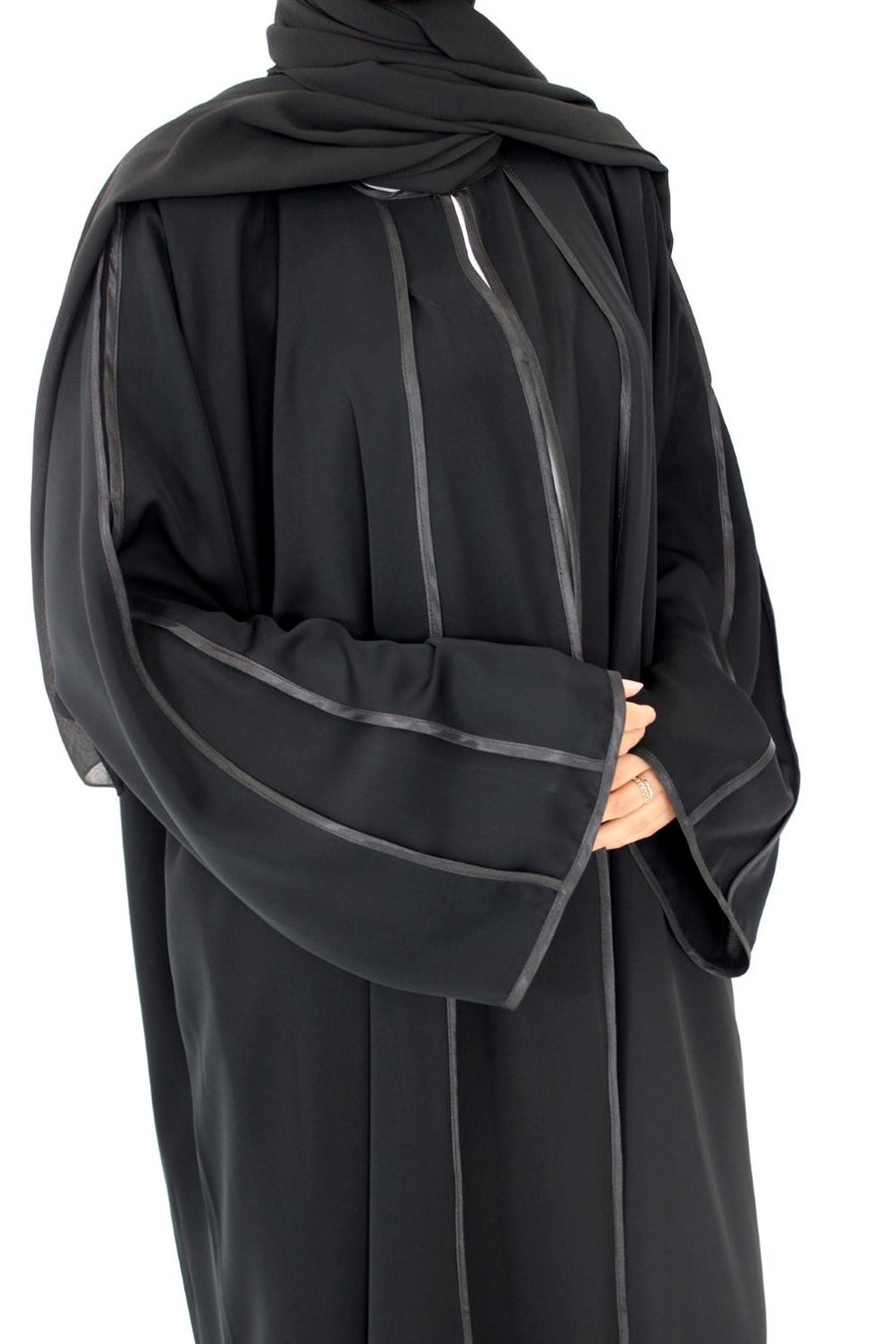 Internal pleats on the black piping open abaya
