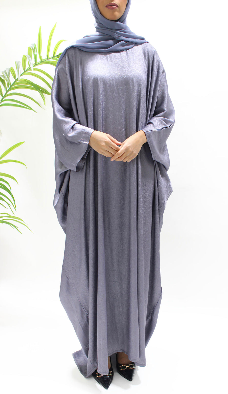 Side view of the lilac farasha abaya showing its soft flowing drape